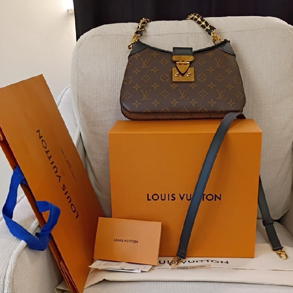 Louis Vuitton Monogram Canvas Shoulder Bag with Gold Chain Hardware
